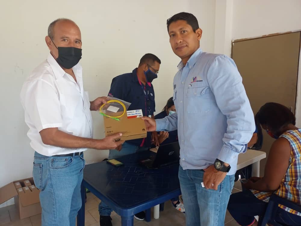 salaprensaCantv's tweet photo. #2Nov Cantv inició la entrega del servicio Aba Ultra a un primer grupo de 120 familias que hacen vida en el urbanismo Terrazas del Aluminio, en Puerto Ordaz, las cuales comenzarán a disfrutar de conexión a Internet de altas velocidades mediante la tecnología GPON. https://t.co/pdJV16smZ4
