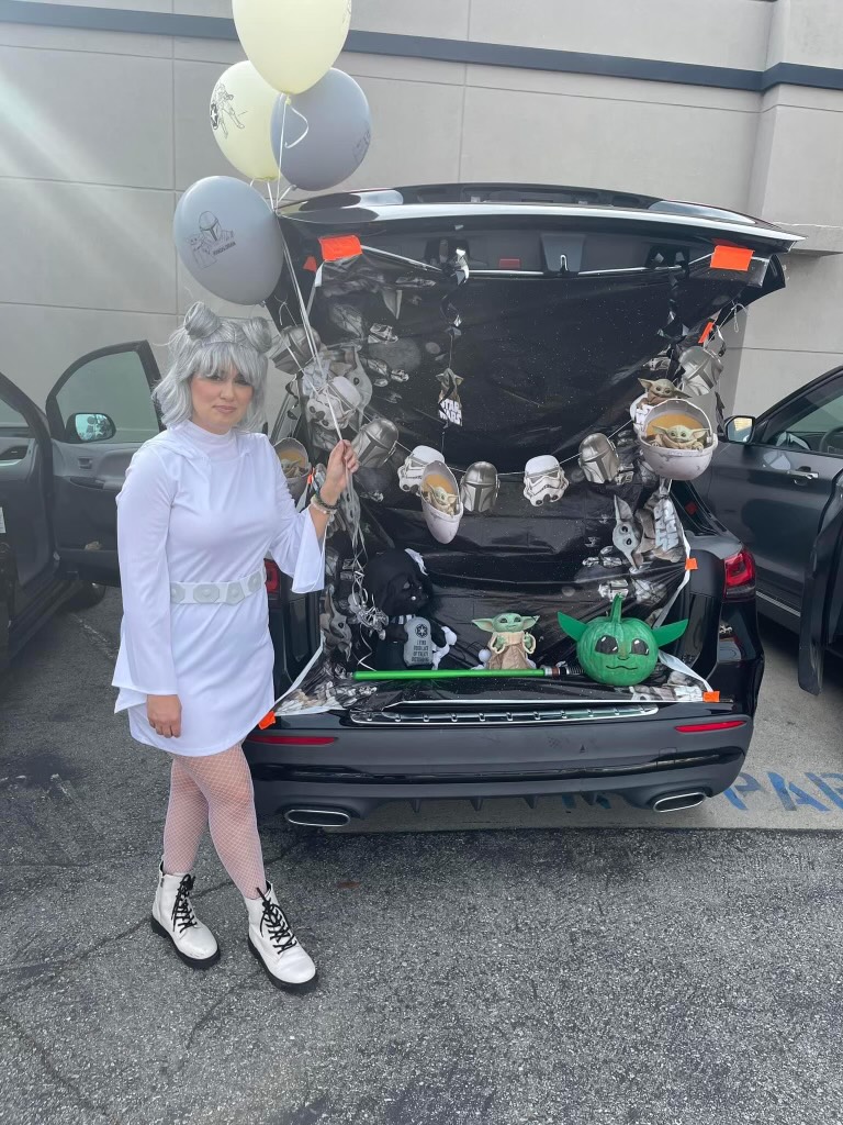 HollyAvePTA's tweet photo. Thank you to all the parents who donated candy and thank you to Tangie, Arina, Right At School, and Tamara for volunteering their time in the car. It was a very successful event! @HollyDolphins @toaklandAUSD https://t.co/bm4CZsSZ28