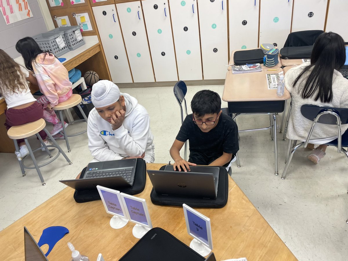 Abritasear5's tweet photo. Today fifth graders were giving and receiving feedback on their personal narratives during writing workshop.
@SearingtownK5 @drmikeimondi
#peerediting
#EvaluatingCollaboratingReflecting https://t.co/37JJ9CcN6W