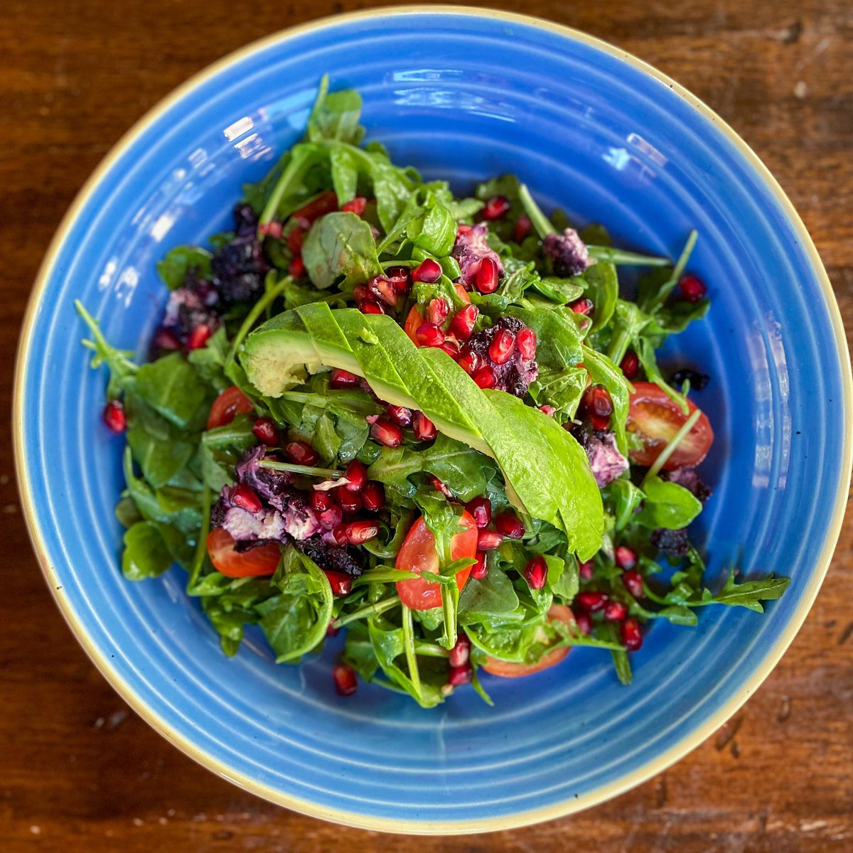 Mid week POWER UP salad! 🥗 🥑🫐 <arugula, tomatoes, chia seeds, pomegranate seeds, blueberry goat cheese, avocado, zinfandel dressing>