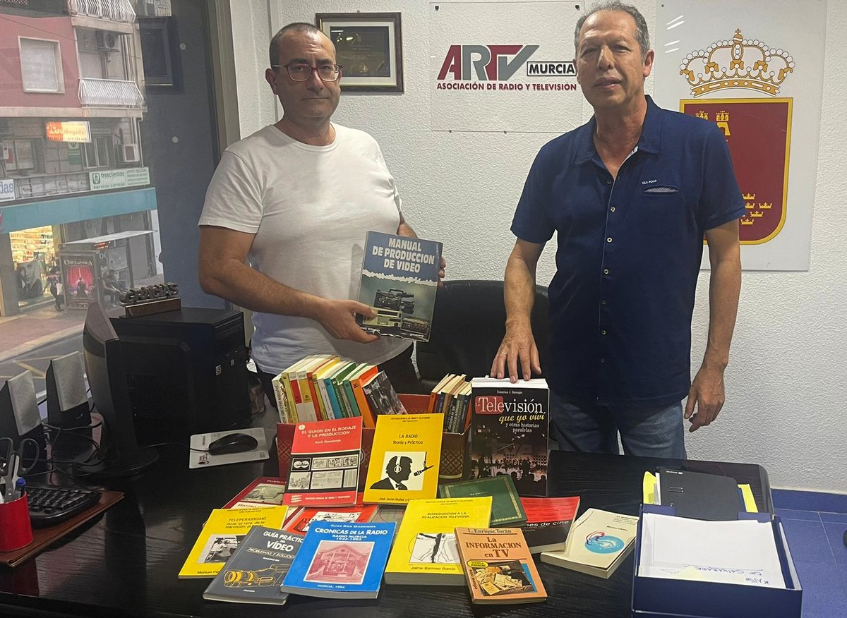 artvmurcia's tweet photo. En el día de hoy, nuestro compañero Rafael Hortal, ha donado a @artvmurcia una serie de libros de gran valor, entre los que destacamos los títulos del Instituto de RTVE; muchas gracias @RafaHortal  !!! https://t.co/XPARuNNzaR