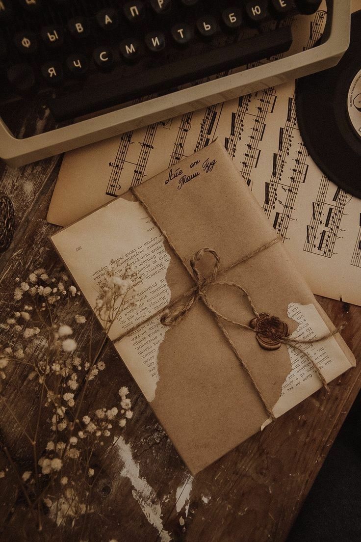 asterlliad's tweet image. not new to twt but looking for #booktwt moots!! 
 
📖 :: lqbtq+, mystery , thriller, already read:
- the song of achilles
- carry on
- they both die at the end
- nothing more to tell

🎧 - cage the elephant, lana del rey, bp, exo

nd im obv new to this, i’m always open for recs!