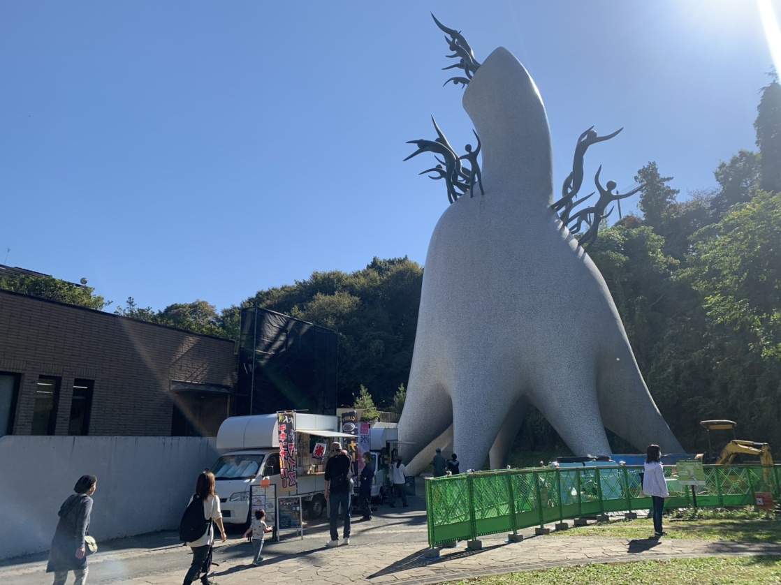 生田緑地 各所でイベント開催中の 文化の日 西口広場もピクニックしている方がたくさんです そんな今日の 11 3 木 祝 の西口 キッチンカー は Achikochiさん ロモサルタード M S Food Truckさん カレー 個人的にはパンプキンチキンカレーが気に