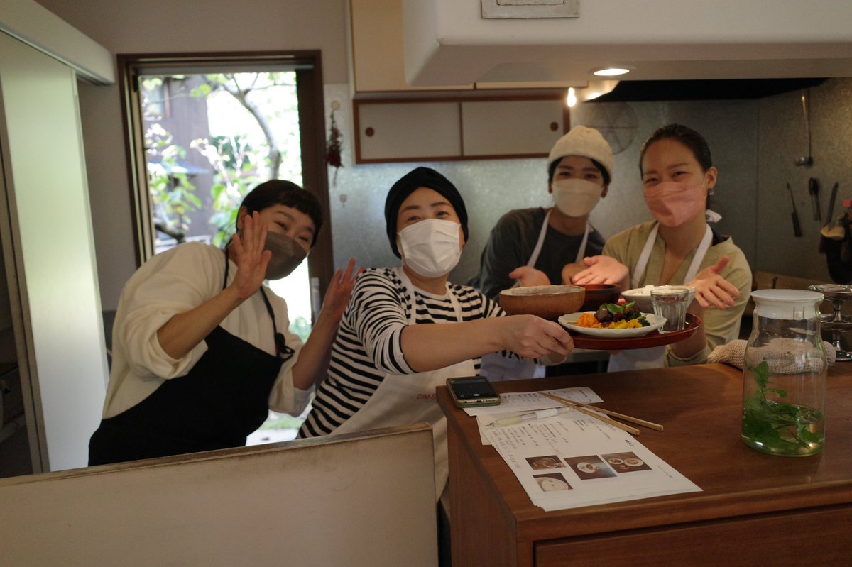 musicand_yumi's tweet photo. 昨日は、花辺さんにて大人のコーラス部とcafevarmthem with 台湾ズ、みさきちゃんでした♡
音楽教室／音楽講師／自分の在り方を好奇心と共に探求していたら、楽しい感じになってきました。

みんなに会えて嬉しかった〜。

上京区の光清寺さんにて大人のコーラス始まります↓
https://t.co/ddesdiral5 https://t.co/1oDKI5fNSn