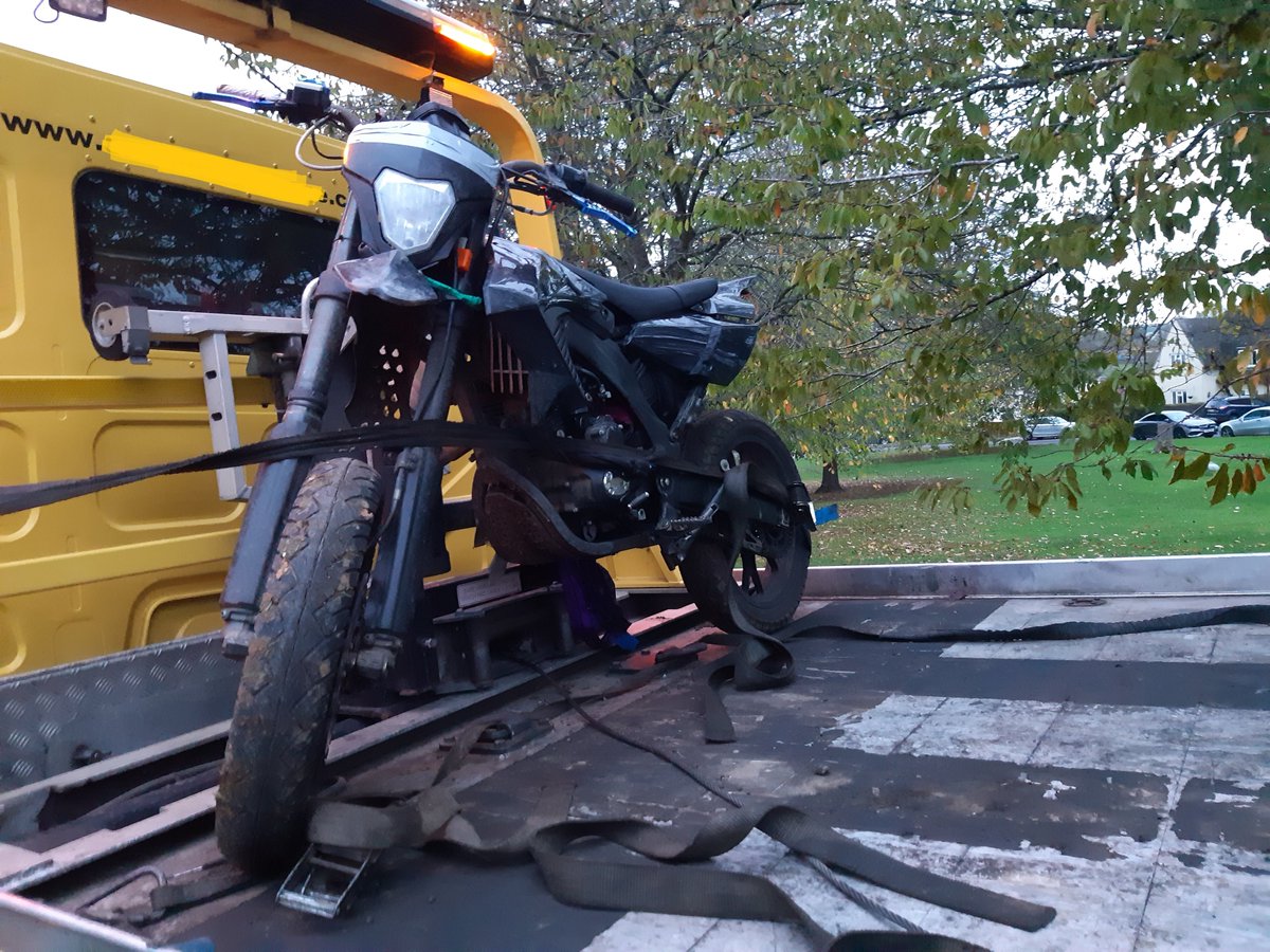 RP23 - Hitchin

Our thanks go out to the members of the public who called in to report suspicious motorbikes being driven around dangerously. Two arrested on suspicion of theft after having made off from officers.  
<a href="/BCHPoliceDogs/">BCH Police Dogs</a> <a href="/NthHertsPolice/">North Herts Police</a> #teamworkmakesthedreamwork