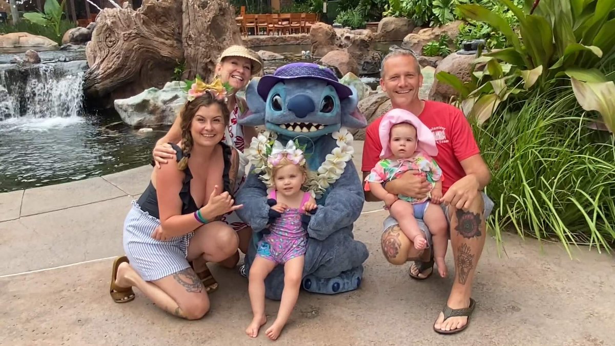 MamaMousecom's tweet image. Hanging out with Stitch at @DisneyAulani 
#disneymom #disney #aulani #oahu #hawaii #LiloAndStitch
