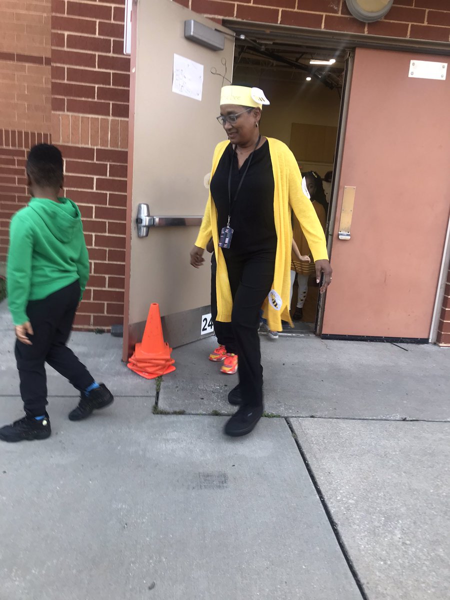 VansvilleES's tweet photo. Oh bumble bees and flower power #vocabularyparade #WildCatRoar #WeAreWildcats @KasandraLassit4 @TaskerAva @Area1PGCPS https://t.co/aKu0EXAu29