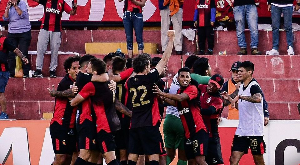 Quatrotv_pe's tweet photo. #Semifinal Los rojinegros volvieron a demostrar que la casa se respeta. Esta vez les tocó a los ‘Celestes’ sentir el rugido del León, al perder por 2 goles a 0; siendo Luis Iberico el protagonista del partido con un doblete que Cristal no pudo superar. https://t.co/9ZdpUgrkSV