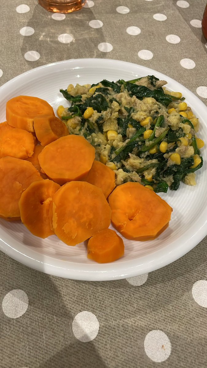 水曜日の夜は22:00以降に家に帰ること
多いから夜ご飯すごく悩みます。食べすぎると寝れないし、食べなさすぎても良くないし。で、今日の夜ご飯😂✨
さつまいも、Vegan egg とVegan ツナ
コーンとほうれん草のスクランブルエッグ。あとアーモンドヨーグルト。
遅い時間になったら皆んな何食べるの？