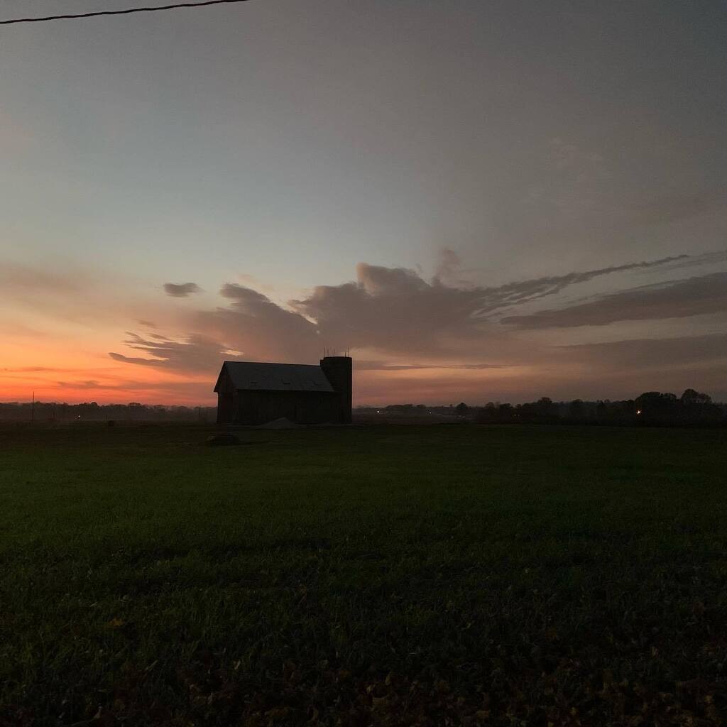 Reenie_Hutton's tweet photo. A different kind of sunset!💕
.
.
#sunset #dusk #farm #farmland #auntpearlsfarm #fall #autumn #fallevening https://t.co/qNMlelZSca https://t.co/7d7tgQxpty