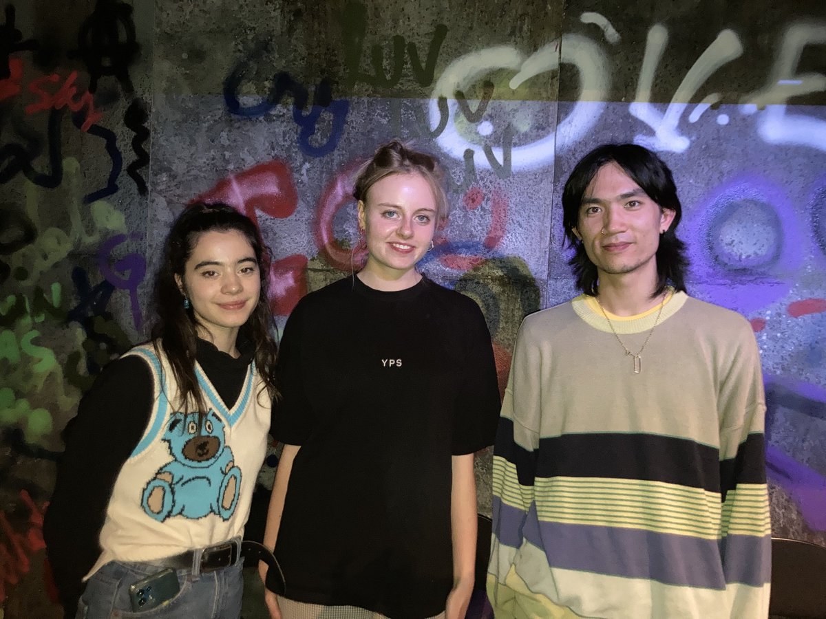 Wonderful transformation of #kinghamlin from sensitive promising boy to snarling gang youth. Intriguing production ⁦<a href="/ParkTheatre/">Park Theatre</a>⁩. Graffiti pic with ⁦@UCLbasc⁩ students.