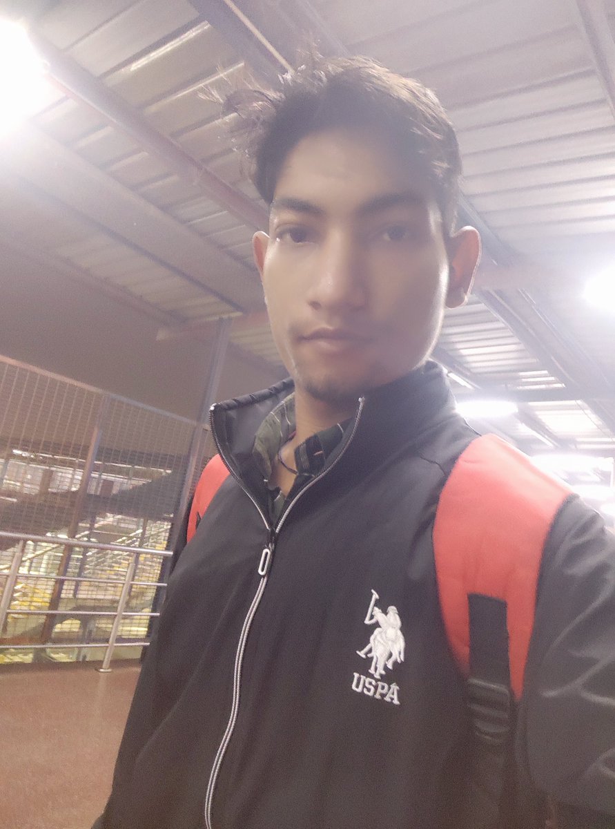 Tech_GreenO's tweet photo. New Delhi आ गया हूँ दोस्तों। मेरी हालत देखो, यहाँ कोहरा हो रहा है🤣 इसलिए ठंडा भी लग रहा है😁 https://t.co/mpFOoguO1M