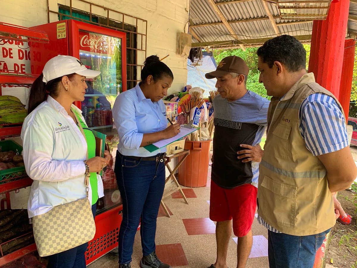 FOMVASincelejo's tweet photo. Iniciamos visitas domiciliarias y levantamiento de actas de vecindad, para dar marcha al proyecto de optimización del sistema de acueducto en la zona rural de Sincelejo. El objetivo es constatar el estado actual de cada vivienda, antes de iniciar las obras. 
#FomvasConLaGente https://t.co/j6p0tZMxEe