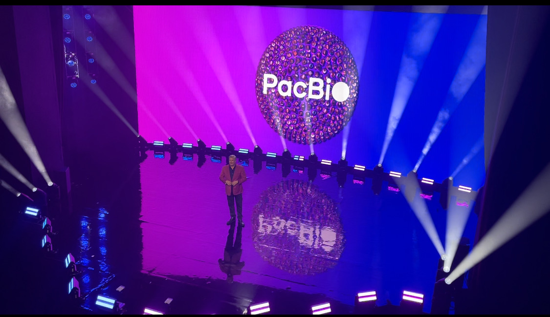 Seismic_PR's tweet photo. Last week, we attended #ASHG2022, where @PacBio announced two new game-changing sequencing instruments: #Onso &amp; #Revio (plus treated attendees to a Maroon 5 concert!). More about the launch in @GENbio: https://t.co/DSgNDEJV8A
#clientnews #DNAsequencing #longread #shortread https://t.co/hyvt2gLJYr