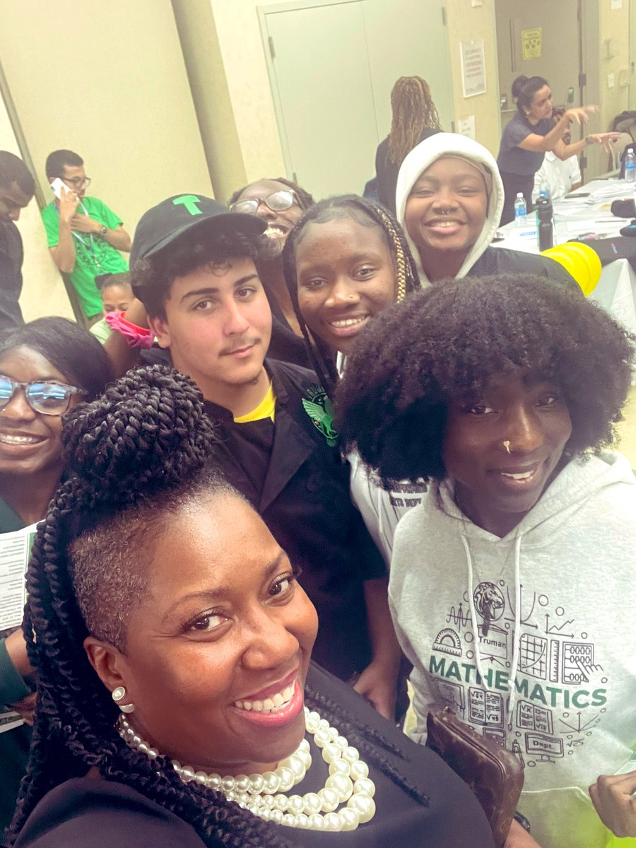 davis_fia's tweet photo. Bronx Borough High School Fair was a HUGE SUCCESS! Special Shout-out to @BBOUFT for hosting us and our Community Supts for getting the word out! @BXHS_SuptPeart @DK_BlackburnNYC @DOEChancellor @Htown76 @DrRPadilla @cristinevaughan @Vanessalgibson   @TeamCintronNV https://t.co/5tKayait9f