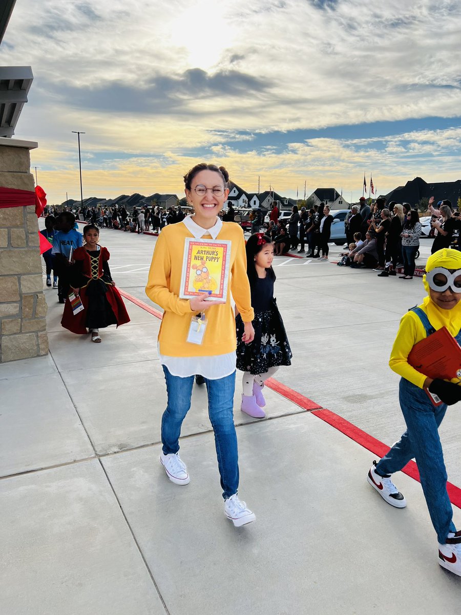 SEREbulldogs's tweet photo. Robertson Elementary’s Book Character parade. @katyisd @MarthaEPulido https://t.co/e8ZriEE7BL