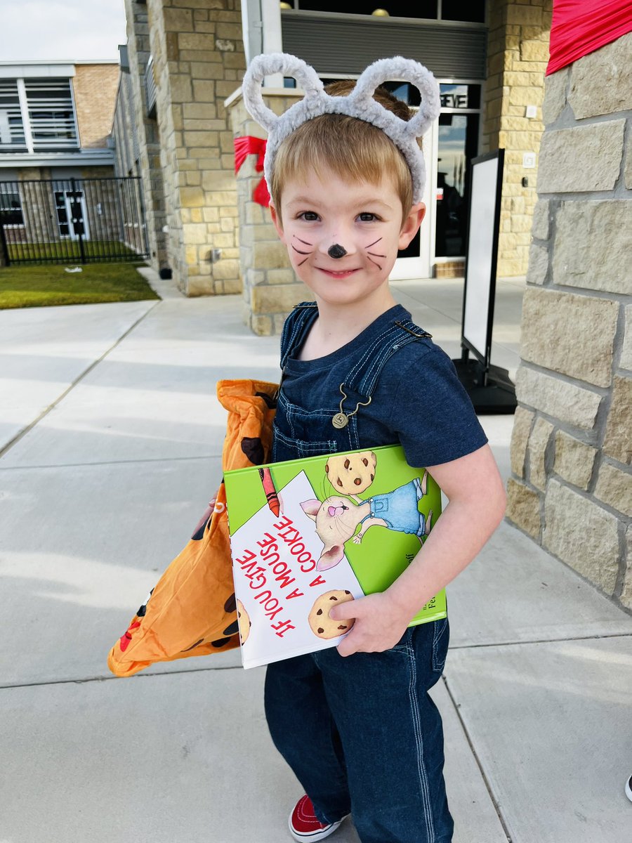 SEREbulldogs's tweet photo. Robertson Elementary’s Book Character parade. @katyisd @MarthaEPulido https://t.co/e8ZriEE7BL