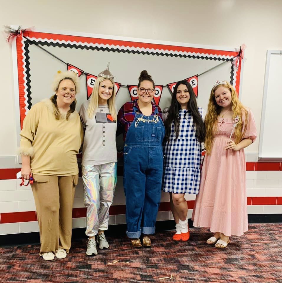 SEREbulldogs's tweet photo. Robertson Elementary’s Book Character parade. @katyisd @MarthaEPulido https://t.co/e8ZriEE7BL