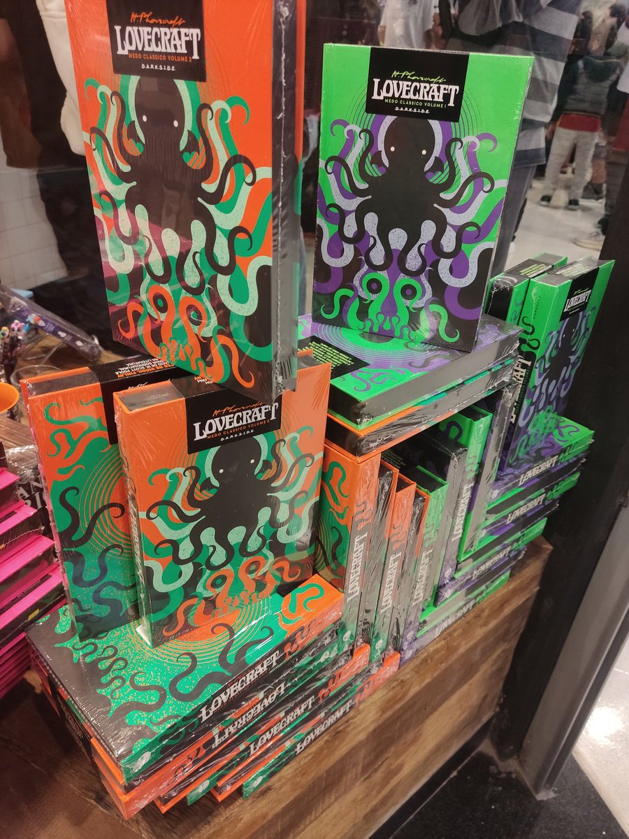 Do nada o Cellbit consegue entregar as paradas dele e esses livros ficam populares kkkk demorei muito pra encontrar o primeiro, agora tem por todo lado 🙌