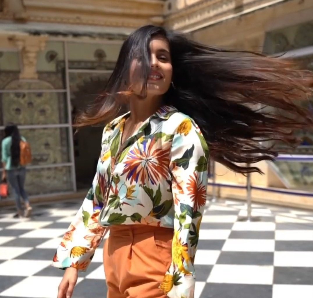 Bestofrheashama's tweet photo. #RheaSharma #RheaSharmaFirstMusicVideo
"Just flip your hair..." https://t.co/nOqYvvlslW