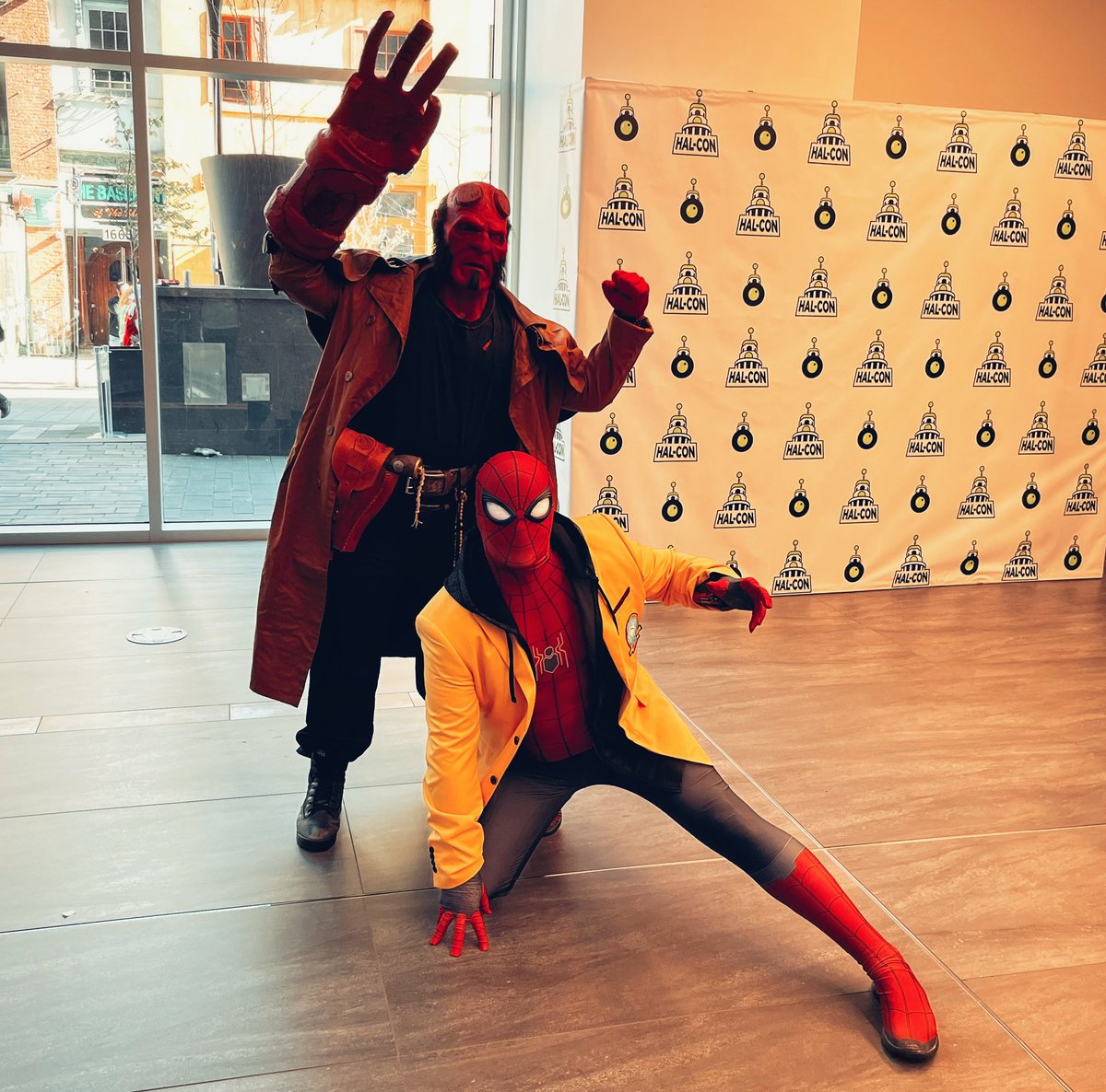 MonctonSpidey's tweet image. Really cool #HellBoy #Cosplay at #HalCon2022 #SpiderMan 🤘🏻