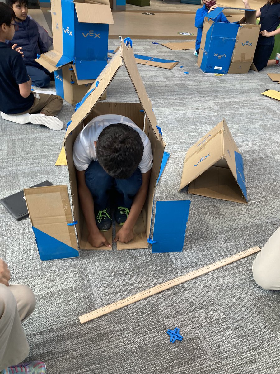 yushiqua's tweet image. We really enjoyed building our forts using geometry and engineering skills! @LandryLonghorns @MathCoachMoya #cfbisdproud