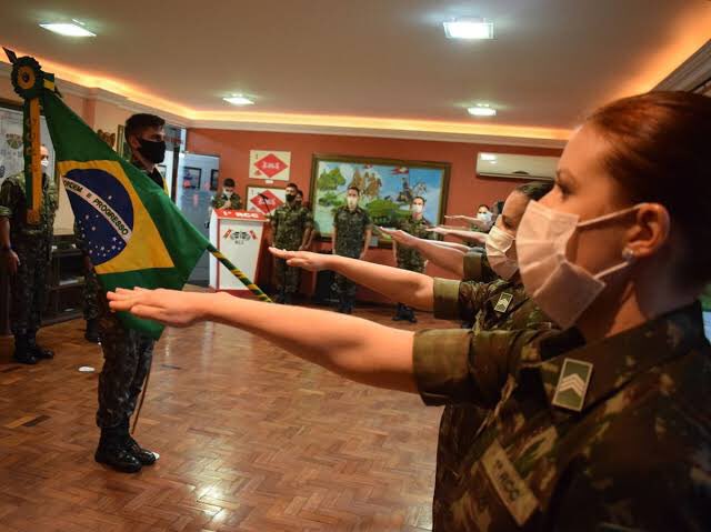 GUILHERMATHEU's tweet photo. @upalaIao um pouco da diferença entra a saudação n4zist4 e a saudação militar brasileira : 
(n4zist4: acima dos ombros (se consideravam acima de todos)
exército brasileiro: rente ao ombro .
tem uma diferença gritante, e isso eu sei desde pequeno! https://t.co/tZsMfLkIPC