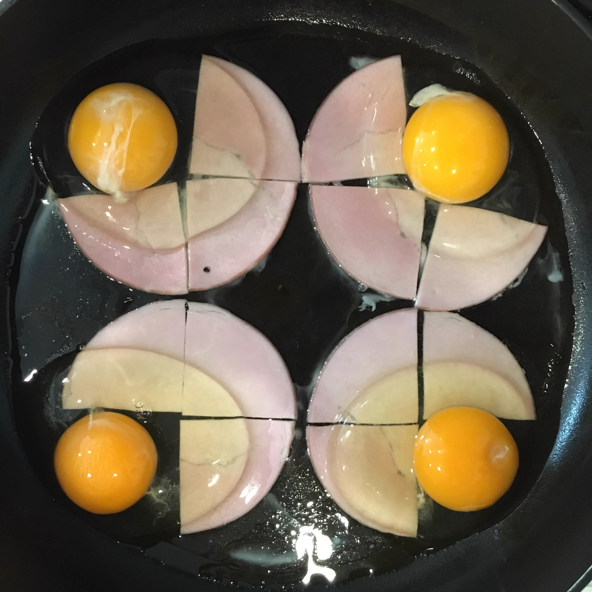 天才か！3枚のハムで4人分の『ハムエッグ』を作る方法がタメになりすぎる！