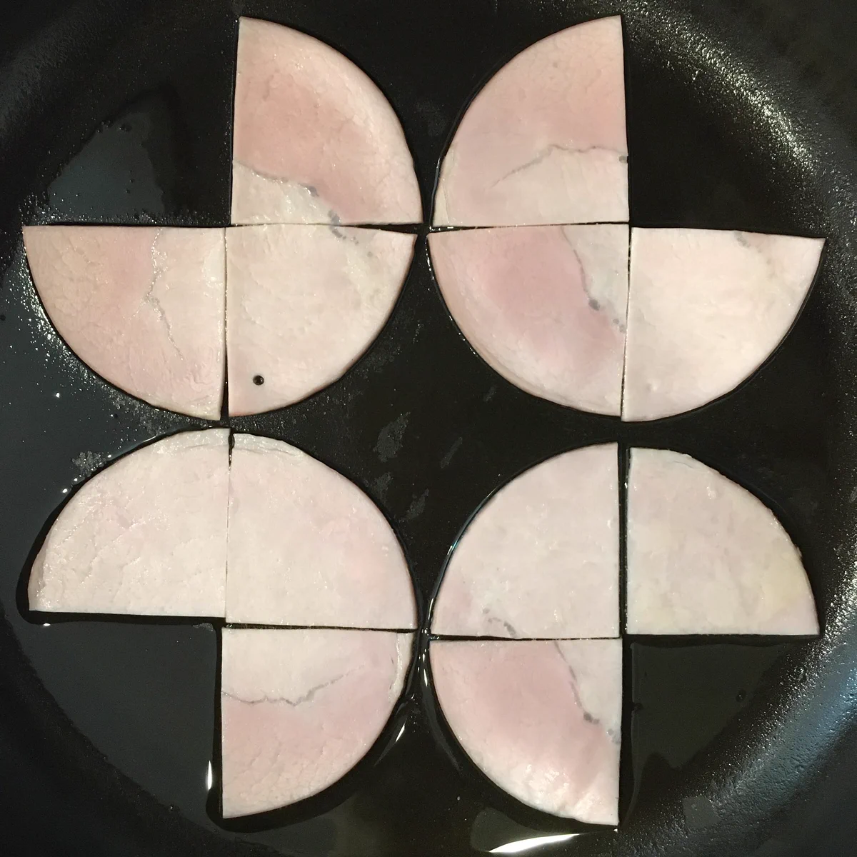 天才か！3枚のハムで4人分の『ハムエッグ』を作る方法がタメになりすぎる！