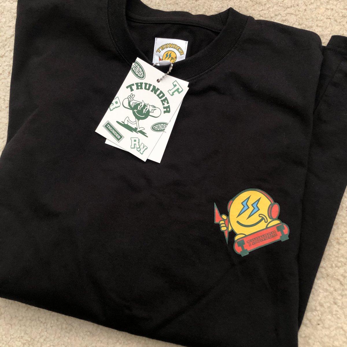cecilia_atiny's tweet photo. WTS Ateez thunder tour merch
Skateboard t-shirt $100 (this is the price of the shirt & overseas shipping)
I trying to sell an extra shirt I bought.
Shipping from the USA
#ATEEZ #AteezThunder #AteezMerch #ATEEZWORLDTOUR2022 https://t.co/HSKTWjhFAQ