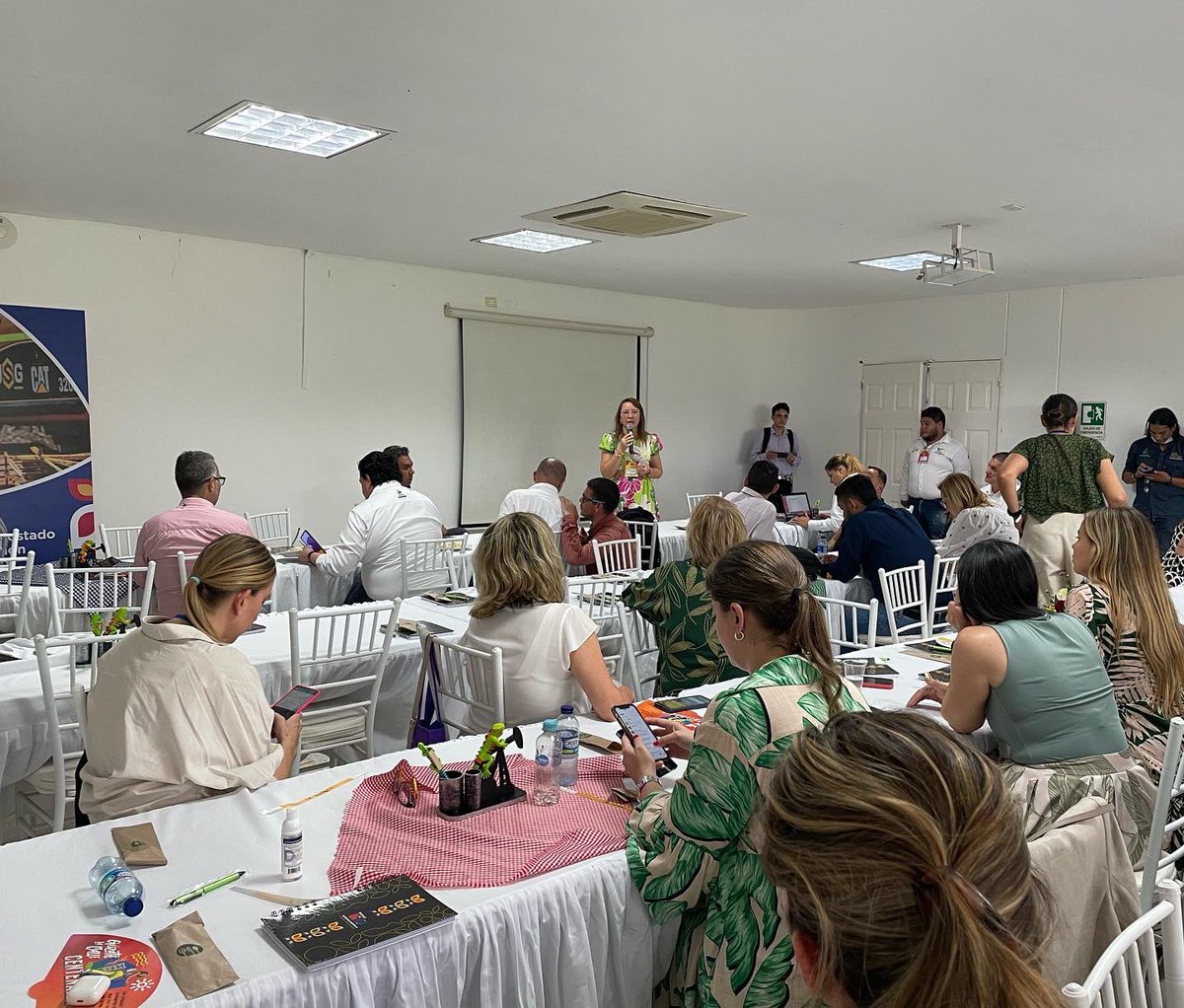 ccbarrancabja's tweet photo. Realizamos socialización a invitados, a nivel nacional e internacional, de diferentes instituciones, empresas y agremiaciones, que participan en el evento “Barrancabermeja Destino de Inversiones”, para dar a conocer los sectores potenciales para diversificar la economía. https://t.co/hgYHDEiTHY