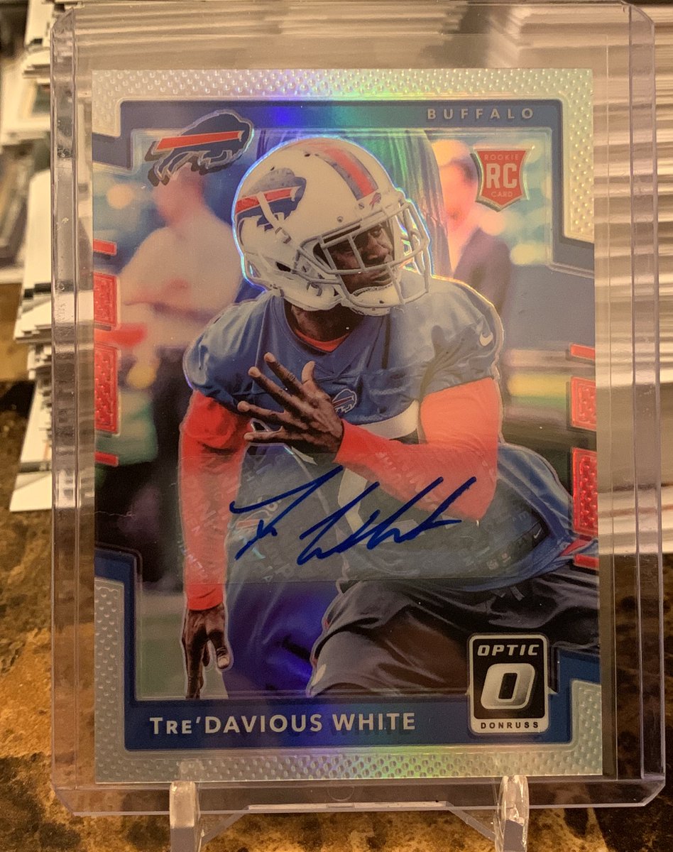 msjacob255's tweet photo. 🚨Giveaway!🚨Tag a Bills fan that would like this card!  I will pick someone that is tagged to receive this card! “Note” it has whiting on top back. See 2nd pic!  But it’s free! Any RTs appreciates! #BillsMafia #Giveaways https://t.co/2f7MQhzDne