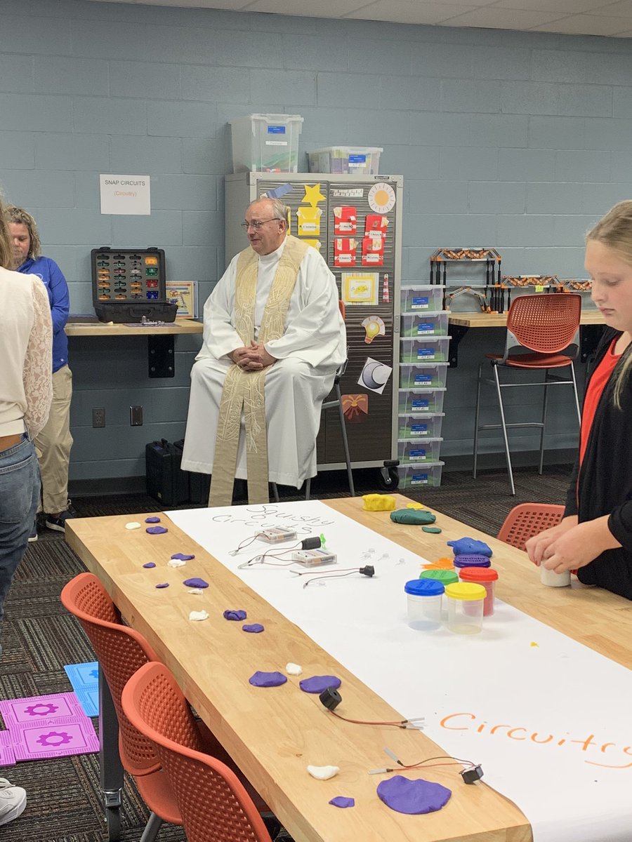 Congratulations to St. Anthony of Padua on your new SmartLab! What a beautiful space to promote critical thinking, collaboration, problem-solving, and creativity! 👏 Thanks Fr. Mark for blessing the lab tonight! @dogrschools @JennyPudelko @SmartLab_tweets
