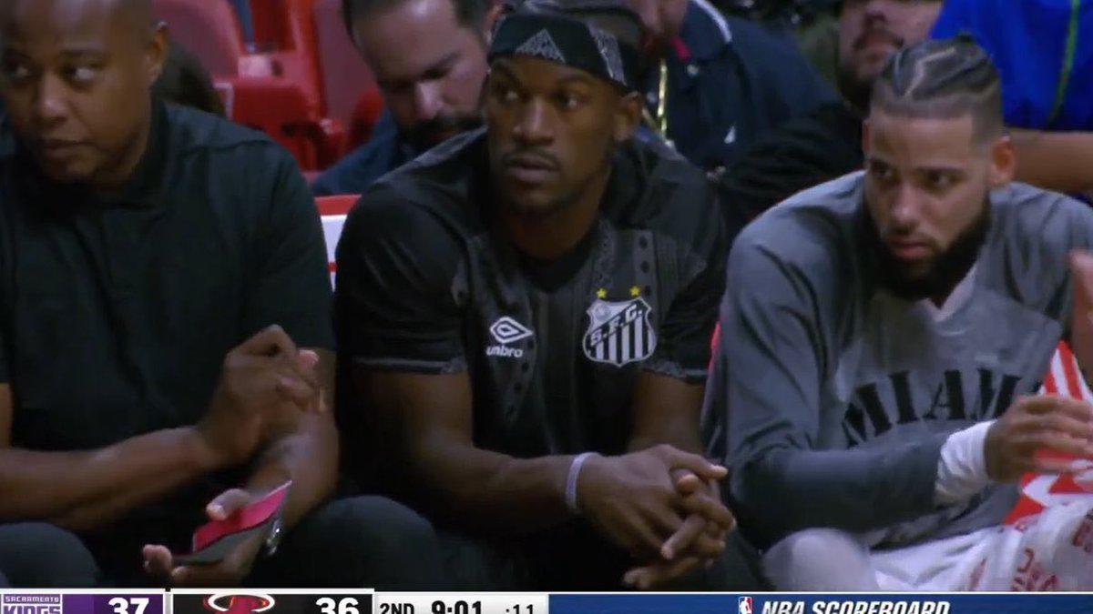 SANTOS

Isso mesmo, Jimmy Butler está no banco de reservas do Miami Heat usando uma camisa do SANTOS