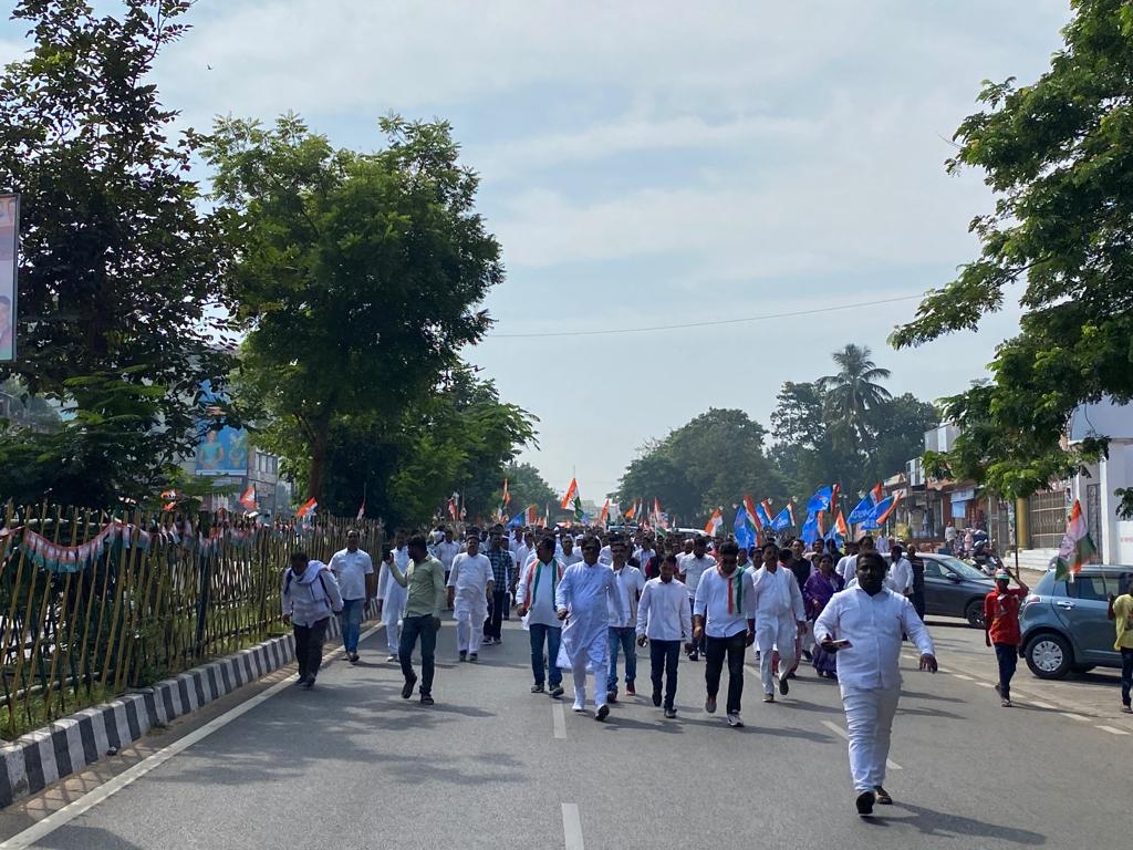 #BharatJodoYatra
#BharatJodoYatra_Odisha मैं निकला आदरणीय <a href="/RahulGandhi/">Rahul Gandhi</a> जी और आदरणीय <a href="/SaratPatINC/">Sarat Patnaik</a> जी के साथ और आप
 हिन्दू मुस्लिम शिख ईसाई
हम सब का रखवाला राहुल भाई <a href="/INCOdisha/">Odisha Congress</a> <a href="/INCIndia/">Congress</a> <a href="/chaiwalababu/">Chaiwala</a> <a href="/ketan_pat_/">ketan</a> <a href="/amtuktuk/">ʞnꓕ ʞnꓕ ǝɥʇ</a> <a href="/MahanandaINC/">Abhishek Mahananda 🇮🇳ଅଭିଷେକ ମହାନନ୍ଦ</a> <a href="/ShayarImran/">Imran Pratapgarhi</a> <a href="/AbdulkalamINC/">Abdul kalam khan INC</a> <a href="/saptagiriulaka/">Saptagiri Ulaka</a>