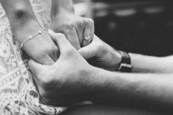 #بوح_اخر_اليل 
#بعد_منتصف_اليل 
هات يديك فاني تهت دونهما 
لا الارض ارضي ولا الخلان خلاني