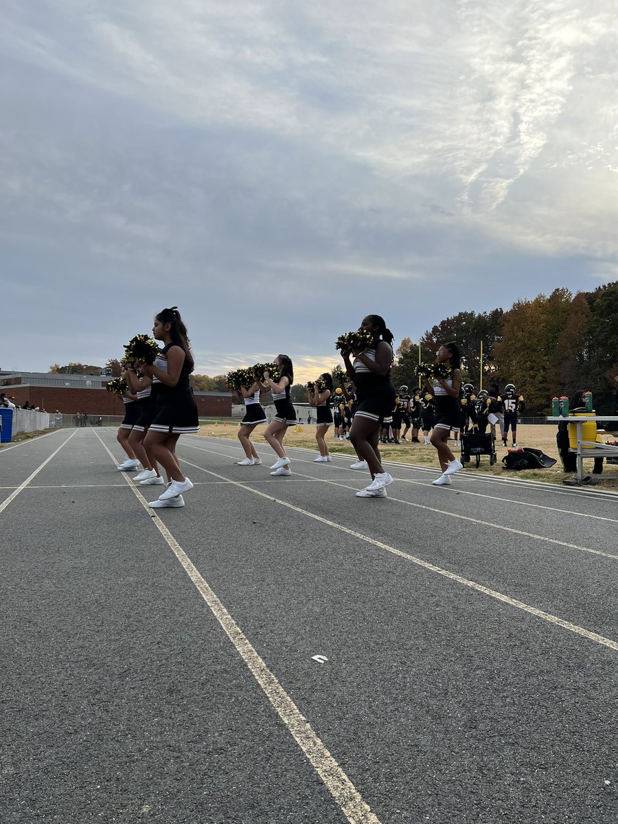 The game was an L ~ BUT the #FLHornets Cheerleaders came in CLUTCH! 🖤💛😎 #yalldontwantit #FLMSCheer