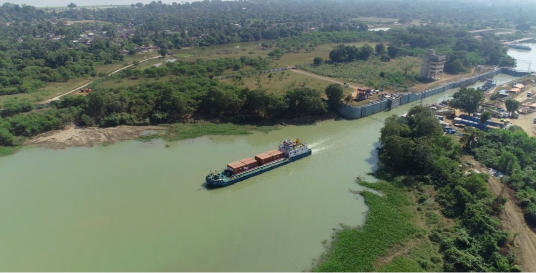 #DYK Transporting bulk goods via inland waterways instead of roads is cheaper and greener with less emissions. Here are 4️⃣ ways the @WorldBank is supporting improved regional connectivity with greater climate benefits in #OneSouthAsia: wrld.bg/3TLS50LovXj @mandakinikaul
