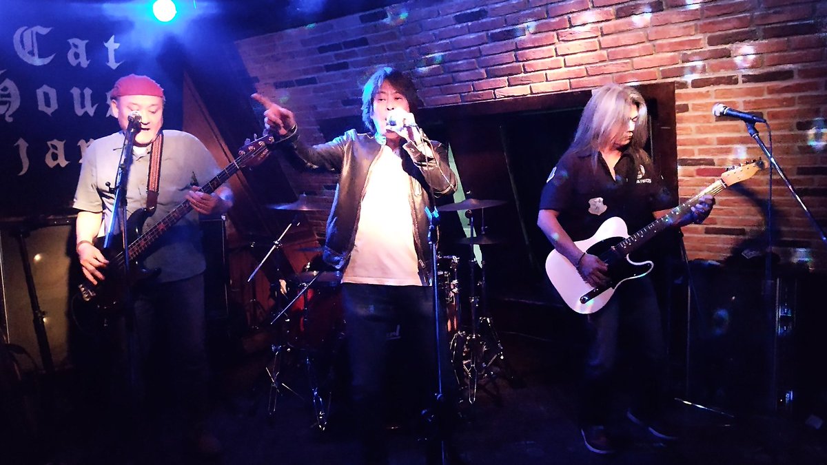 CathouseT's tweet photo. ライブは正に三者三様でそれぞれ個性的!
そして四十八手'sが演奏すると、ホントにクラブ感が出るわあ。めっちゃ踊った✨
DJラストのBon Jovi大合唱も嬉しかった🎉 皆様お疲れ様でした!
#cathousejapan #clubevent #rockevent https://t.co/uxT30iP4Hk