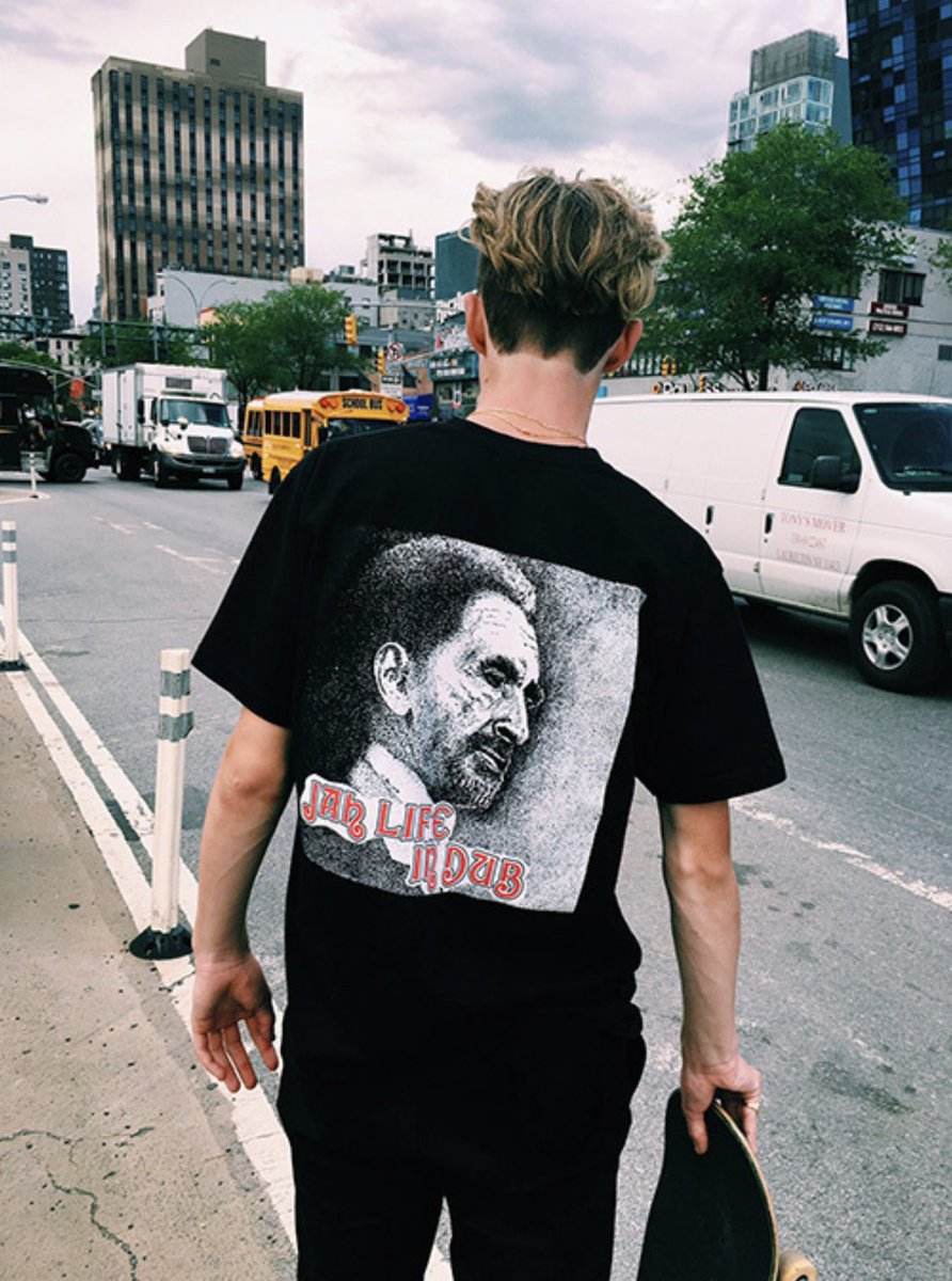 Supreme__Hustle's tweet photo. 06/13/2016 
Supreme/Barrington Levy &amp; Jah Life 

•Supreme has worked with Barrington Levy &amp; Jah Life on a Hooded Sweatshirt, three T-Shirts and a Tank Top featuring original artwork. https://t.co/mmuNR7bcHS