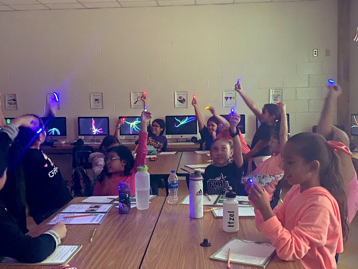 @girlstart in action at @FieldsFalcons! Today they learned about circuits & were able to create their own! Shout out to @Raguilar191! Our 5th graders were proud to say they had learned all about circuits thanks to their Science teacher! 👏🎉#STEM #handsonlearning #FieldsInspires