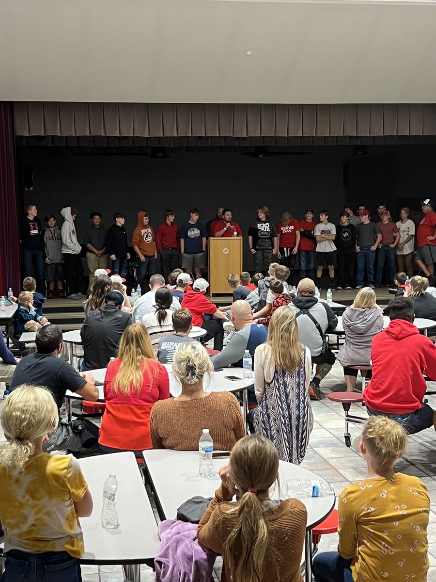 MinervaMMS's tweet photo. MMS football and MMS cheerleaders blessed to have Mr. Yeagley come back to speak at MMS! Great night!!! Thanks @brettyeagley https://t.co/I5HrhKh2zv