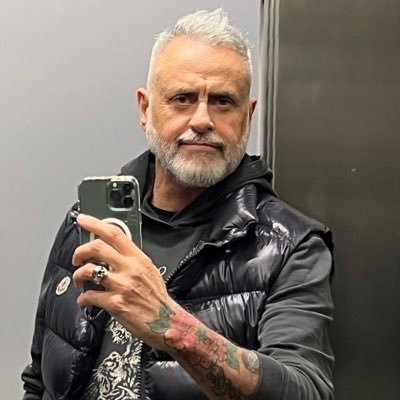 A QUIEN PREFERÍS EN LA CONDUCCIÓN DE #GranHermano ?

JORGE RIAL 👉 RT

SANTIAGO DEL MORO 👉 FAV 

#GH22 
#GH2022