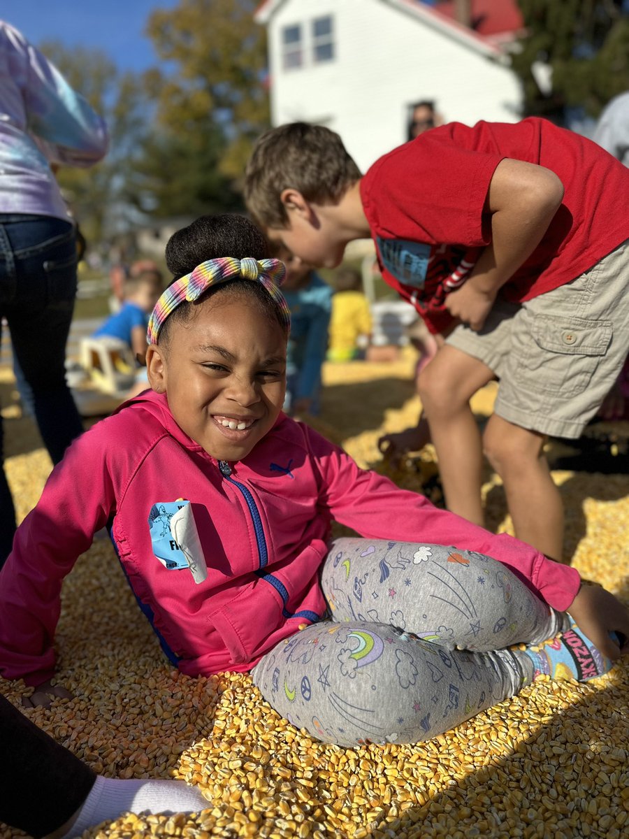 MsSmithVFES's tweet photo. Explored the corn pit!🌽 #itscorn #vfes https://t.co/dWBTKjnSFI