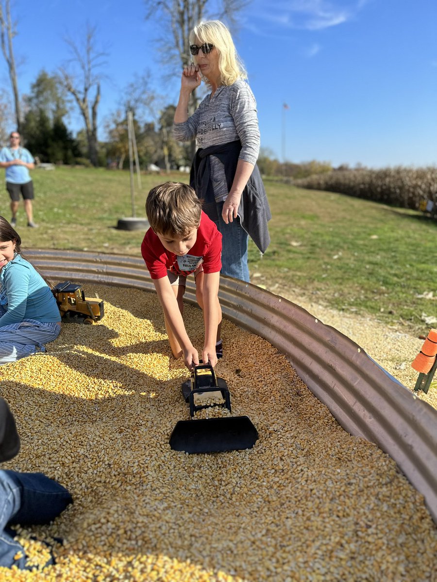 MsSmithVFES's tweet photo. Explored the corn pit!🌽 #itscorn #vfes https://t.co/dWBTKjnSFI