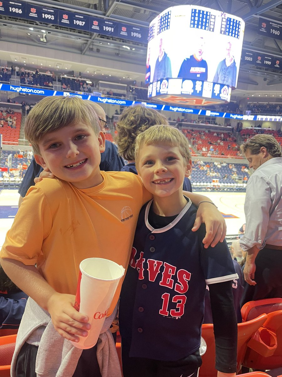 lynmoncusperry's tweet photo. We love 🏀! @AuburnMBB https://t.co/kMOkkTLb8P