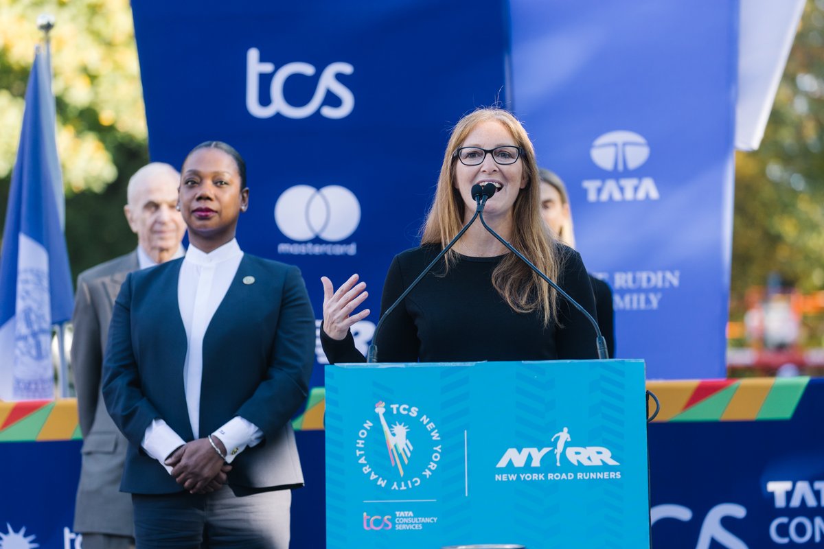 tcs_na's tweet photo. It takes 50 gallons of paint to paint the 26.2-mile stripe of the @nycmarathon route. Our @MdotiTaylor, Global Head of Sports Sponsorships, joined @nyrr and other dignitaries today to paint the #CentralPark finish line that 50k + runners will cross on Sunday. #BeliefRunsNewYork https://t.co/QlEV44VlF7