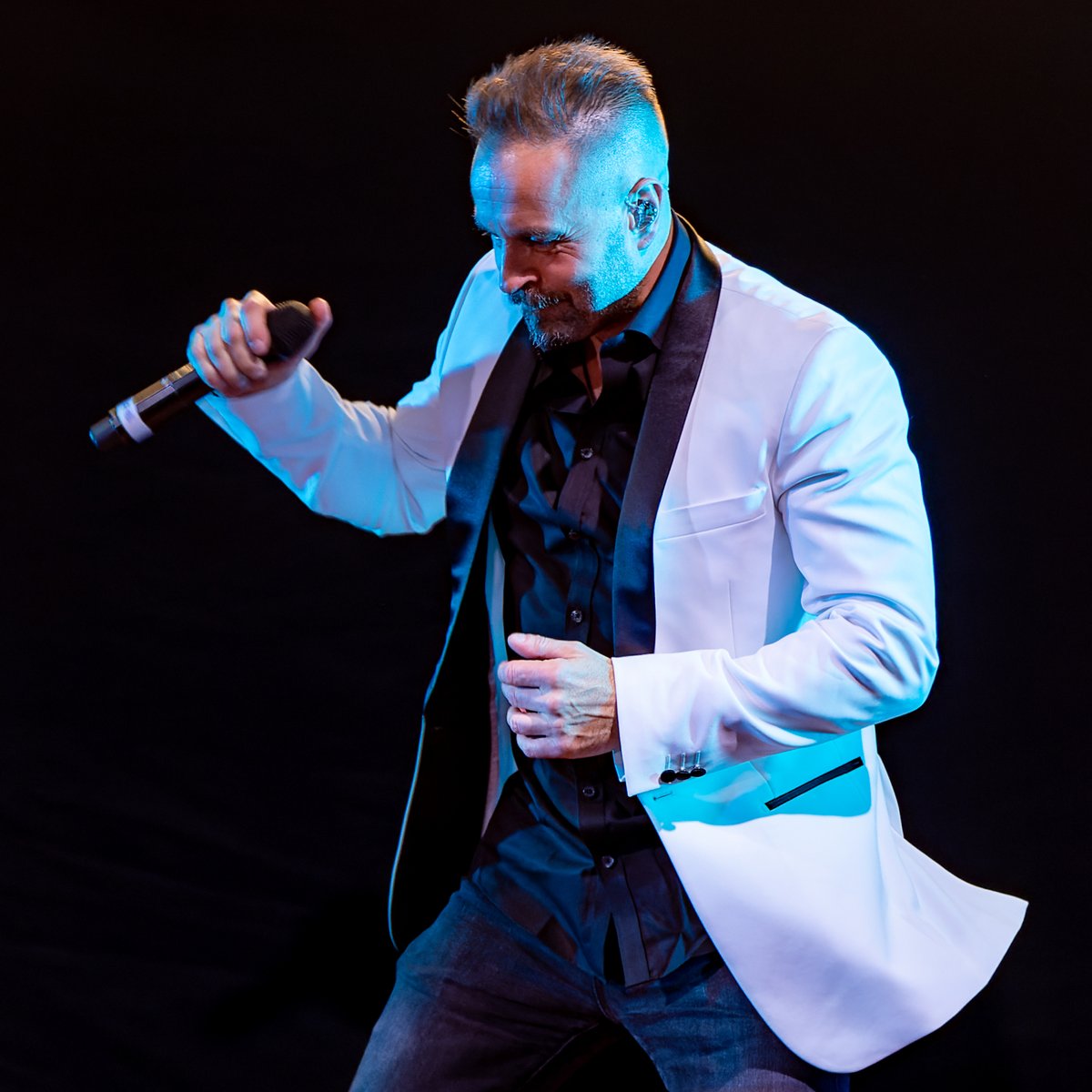 Such an honor to have been able to photograph the amazing <a href="/mrmichaelball/">Michael Ball OBE💙</a> and <a href="/AlfieBoe/">Alfie Boe OBE</a> tonight during their short set and Q&amp;A <a href="/banquetrecords/">Banquet Records</a> tonight