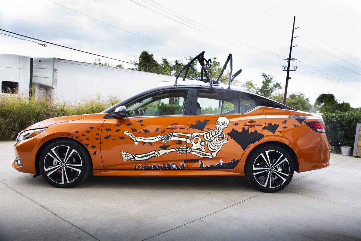 AutosyMas's tweet photo. *La gente en 1950: ¿Crees que dentro de 30 años aún exista la tradición de disfrazarse? 🤔
- #NissanSentra en 2020 😎:
@Nissan_mx #Automotove #fypシ #Humor #Tendencias #RM https://t.co/M0wsqXzvV4