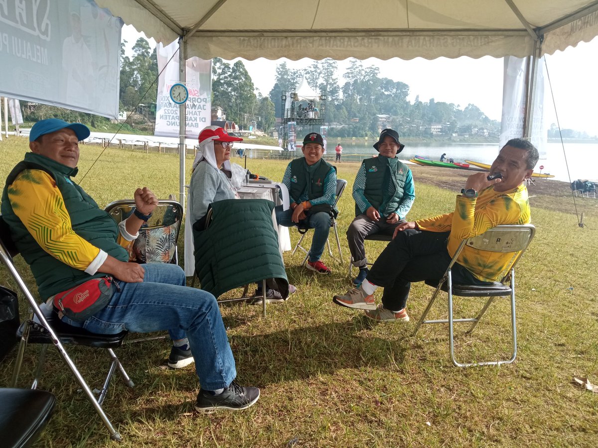 OlaSolahudin's tweet photo. Bersama wasit Rowing di situ Cileunca Pangalengan kab Bandung. Dingin nya Pangalengan dan sejuknya situ Cileunca https://t.co/6yEOMEIGYA
